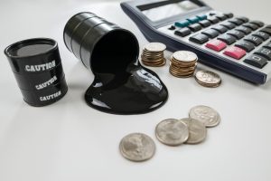 Một lít giá xăng dầu tại Việt Nam phải chịu những loại thuế phí nào?